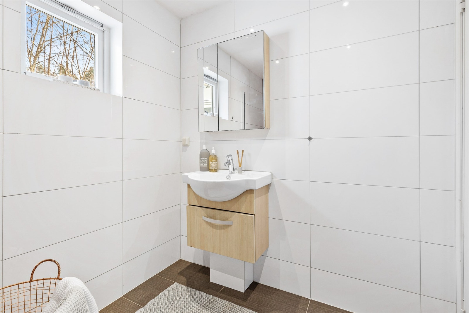 Badet i andre etasje har flislagt gulv med varmekabler og flislagte vegger. Galleribilde