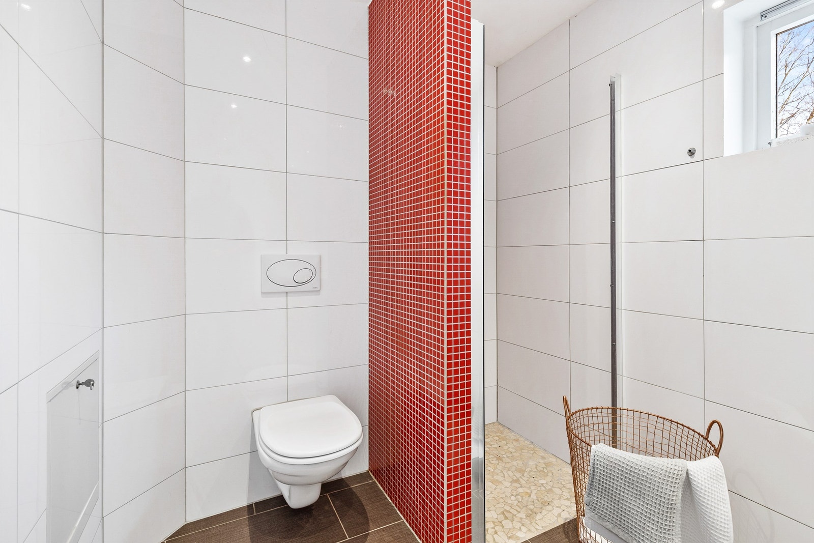 Fordelerskap for rør-i-rør er plassert på veggen for enkel tilgang. Galleribilde