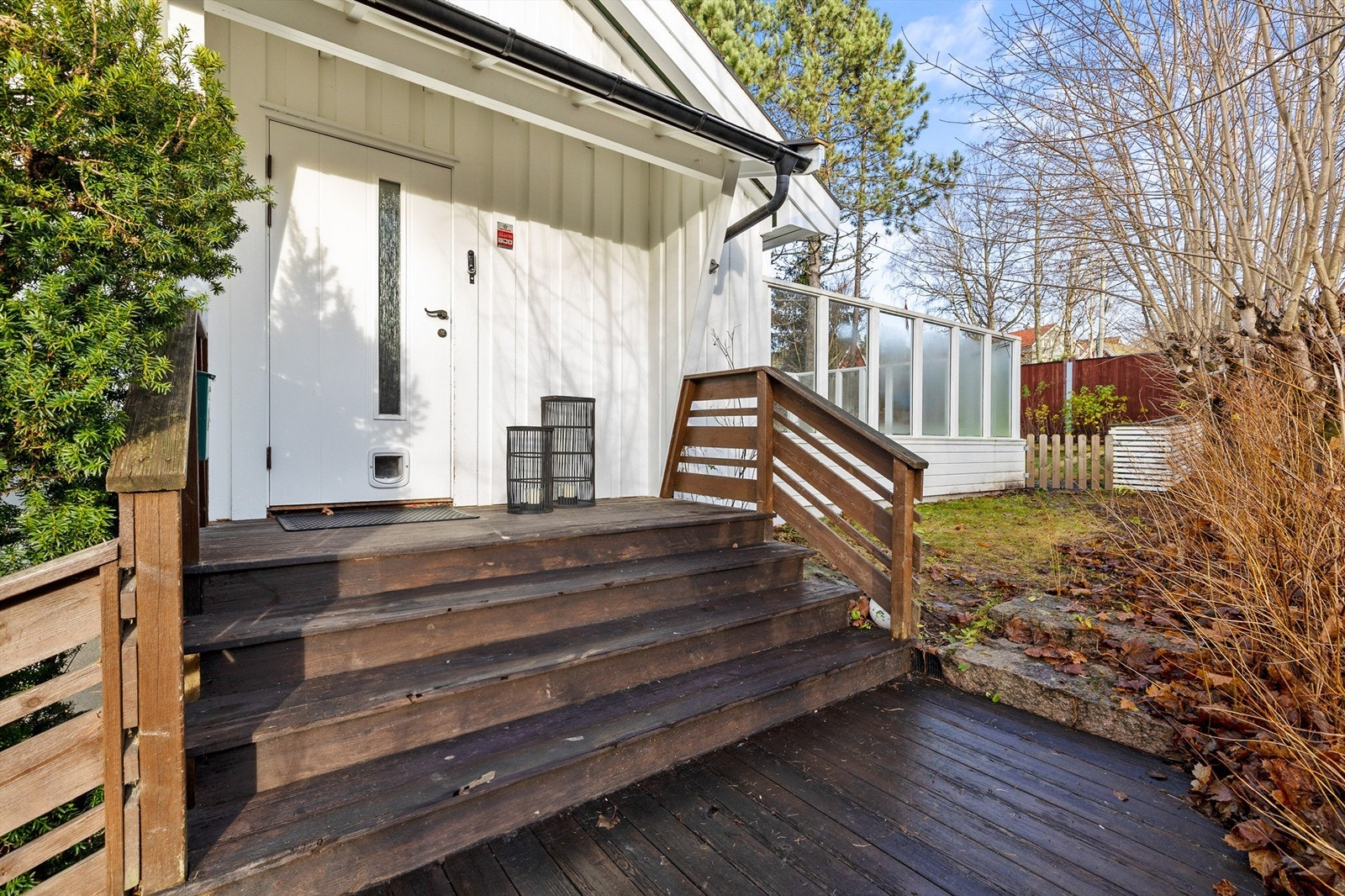 Inngangspartiet er overbygget og har en liten platting. Galleribilde