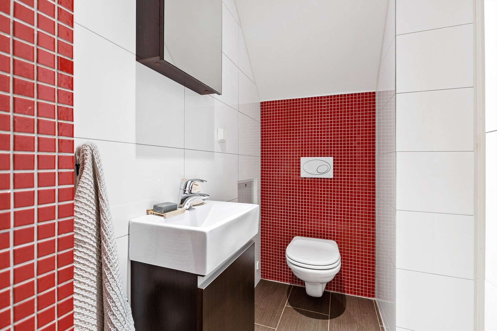 Badet i første etasje er fra 2008 og har flislagt gulv med varmekabler for økt komfort. Galleribilde