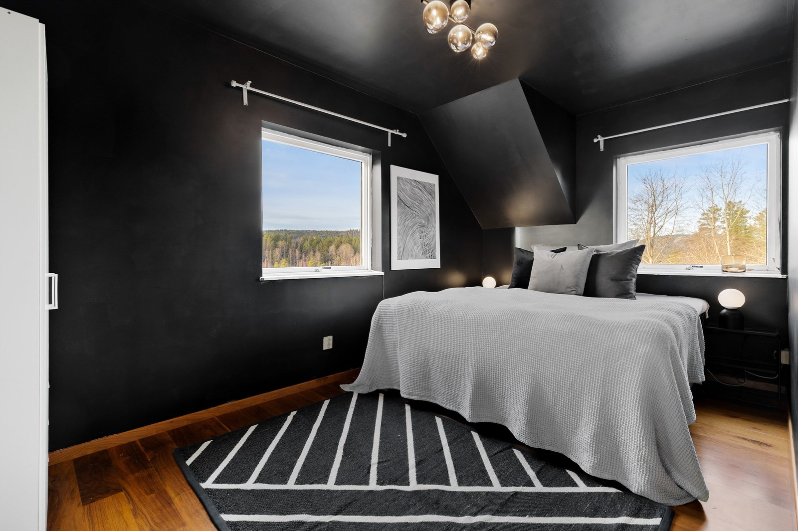 Hovedsoverommet har god plass til dobbeltseng og garderobeløsninger. Galleribilde