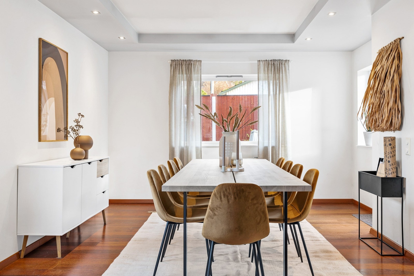 Spisestuen har god plass til et stort spisebord for hele familien og gjester. Galleribilde