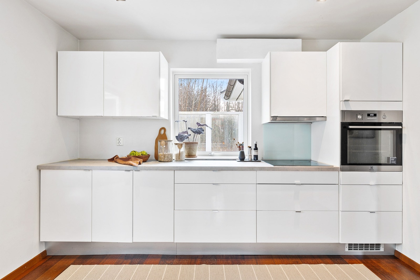 Kjøkkenet har en innredning fra 2008 med glatte fronter og integrert stekeovn og platetopp. Galleribilde