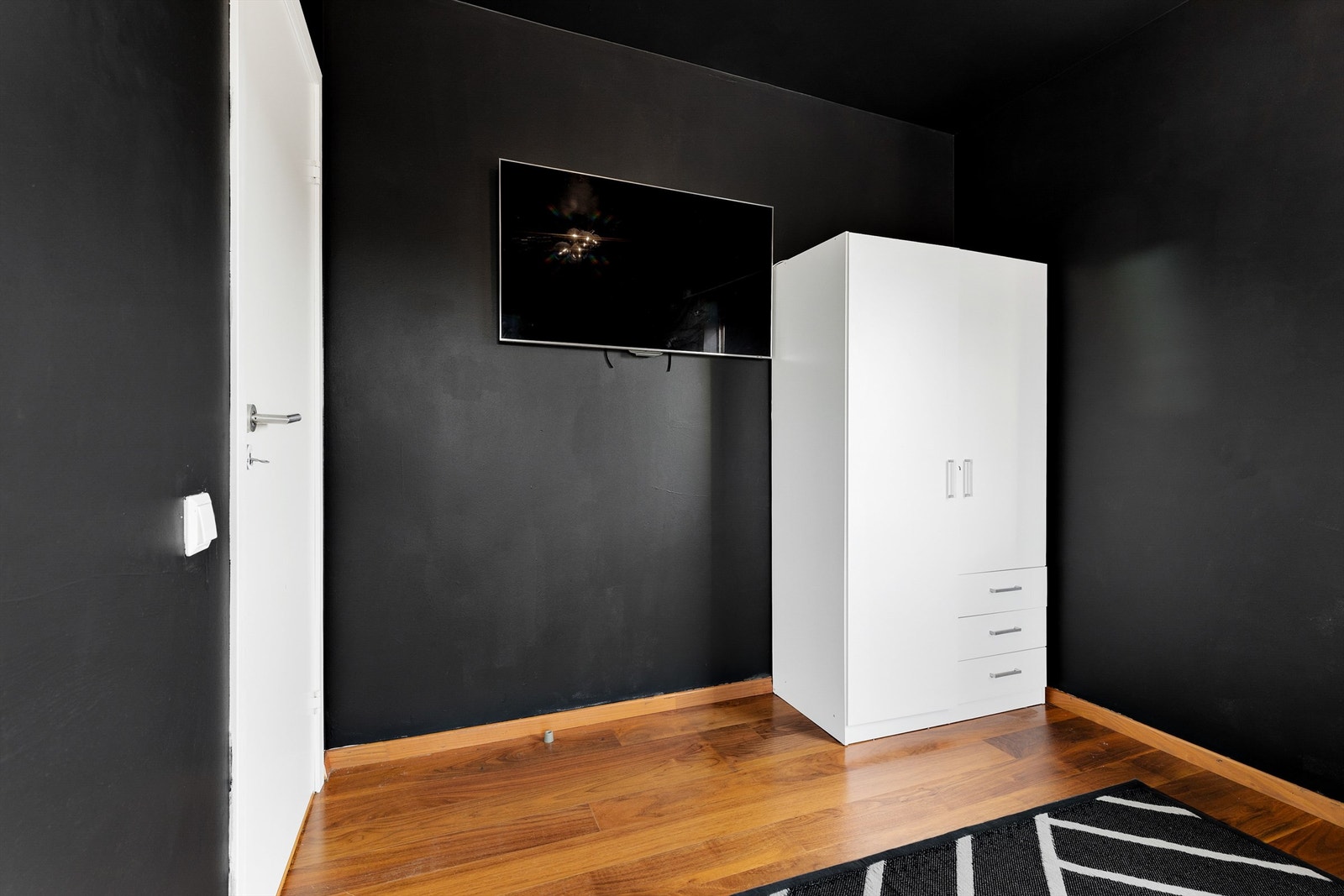 Soverommet har plass til garderobeskap for god oppbevaring. Galleribilde