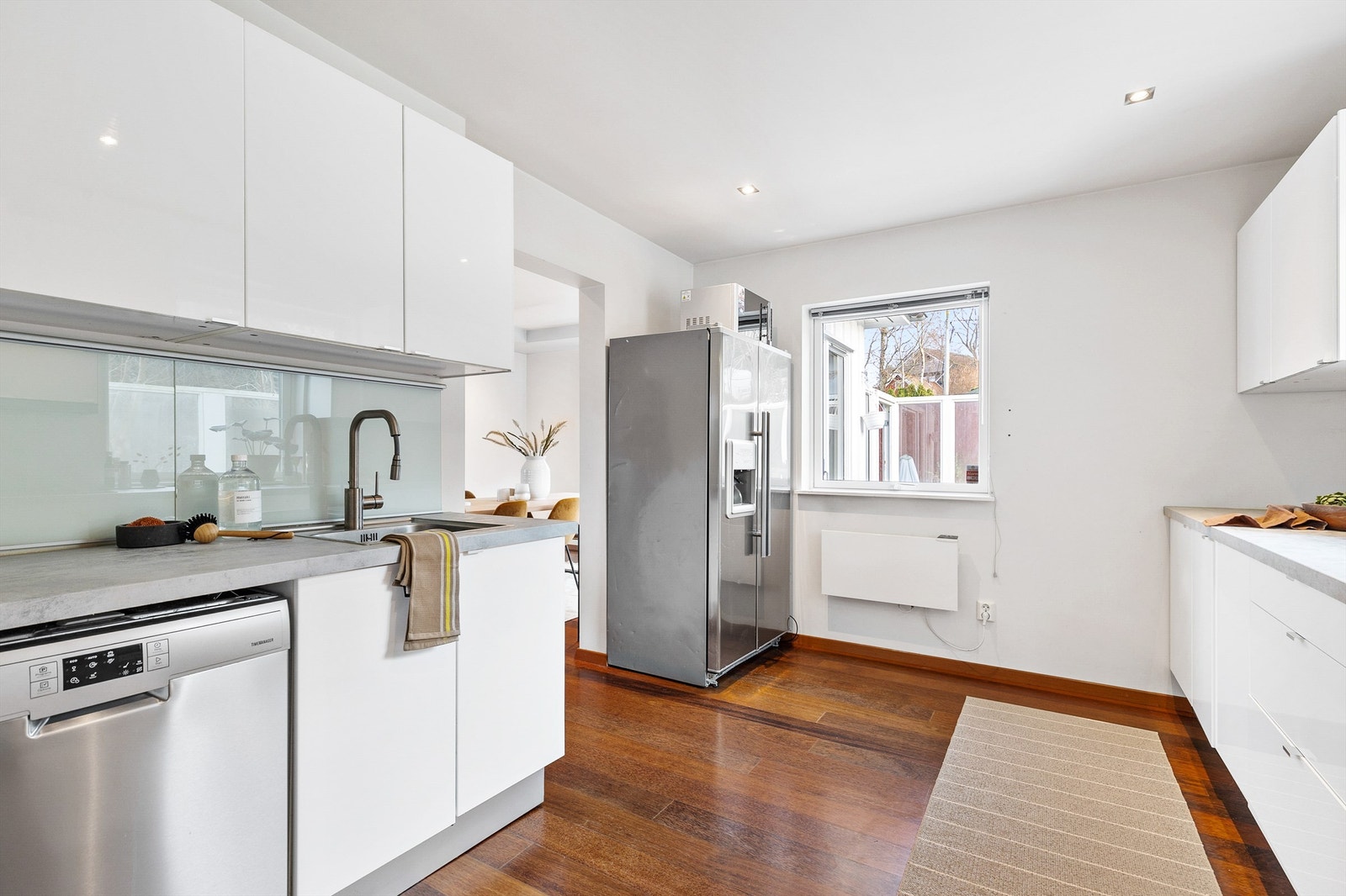 Kjøkkenet er utstyrt med frittstående kjøleskap med frysedel og oppvaskmaskin. Galleribilde