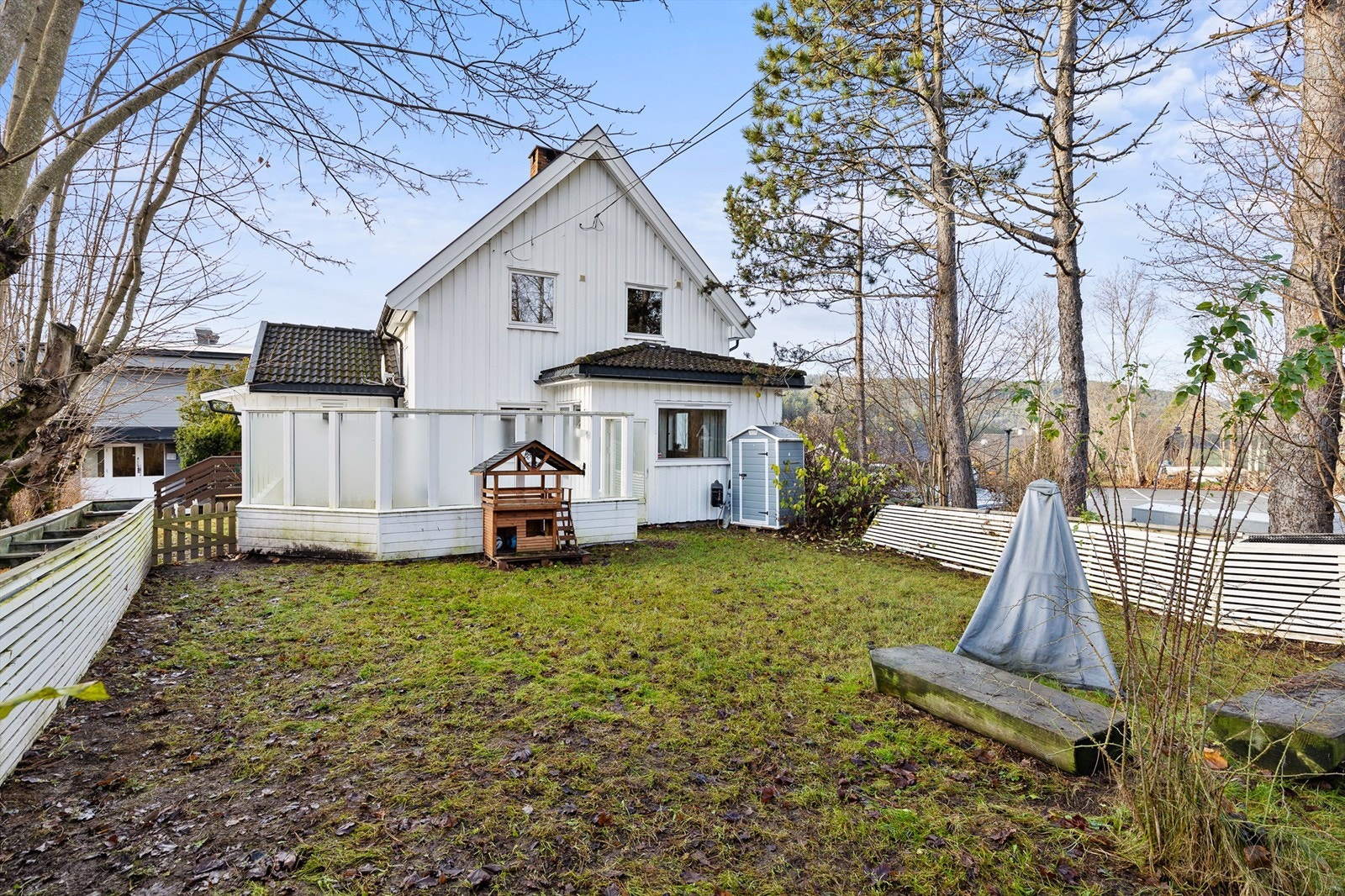 Boligen har en skjermet hage med gode solforhold og plass til lek og utendørsaktiviteter. Galleribilde