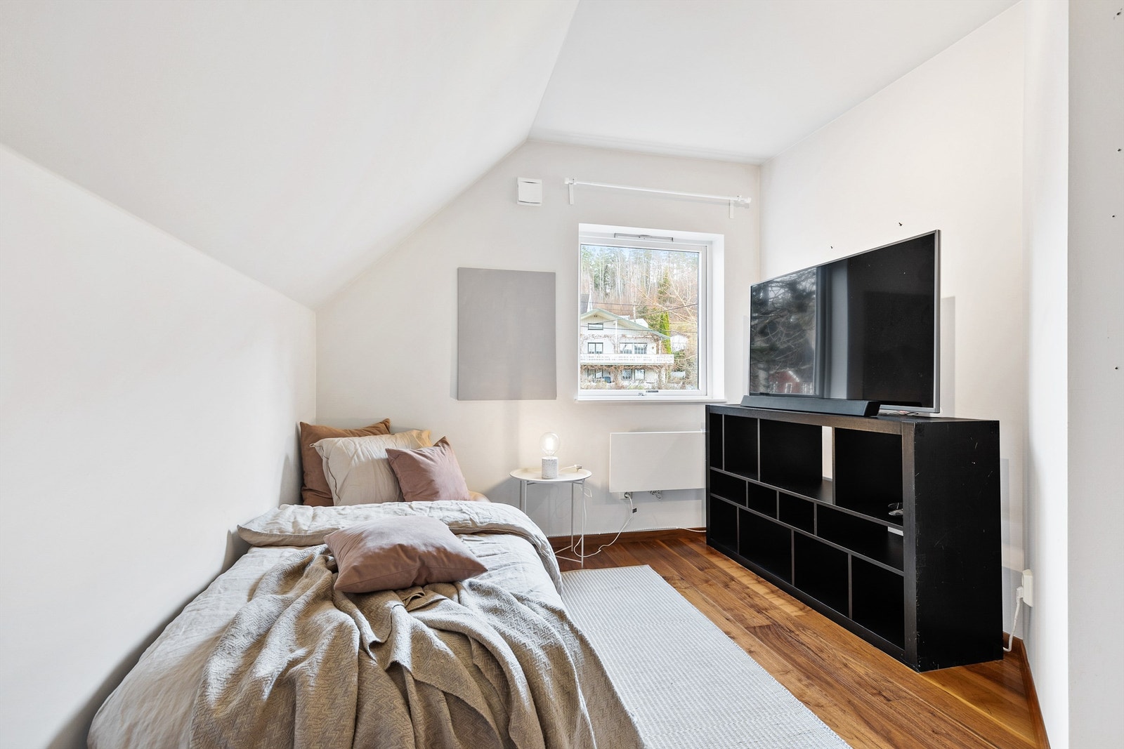 Alle soverommene har vinduer som slipper inn dagslys. Galleribilde