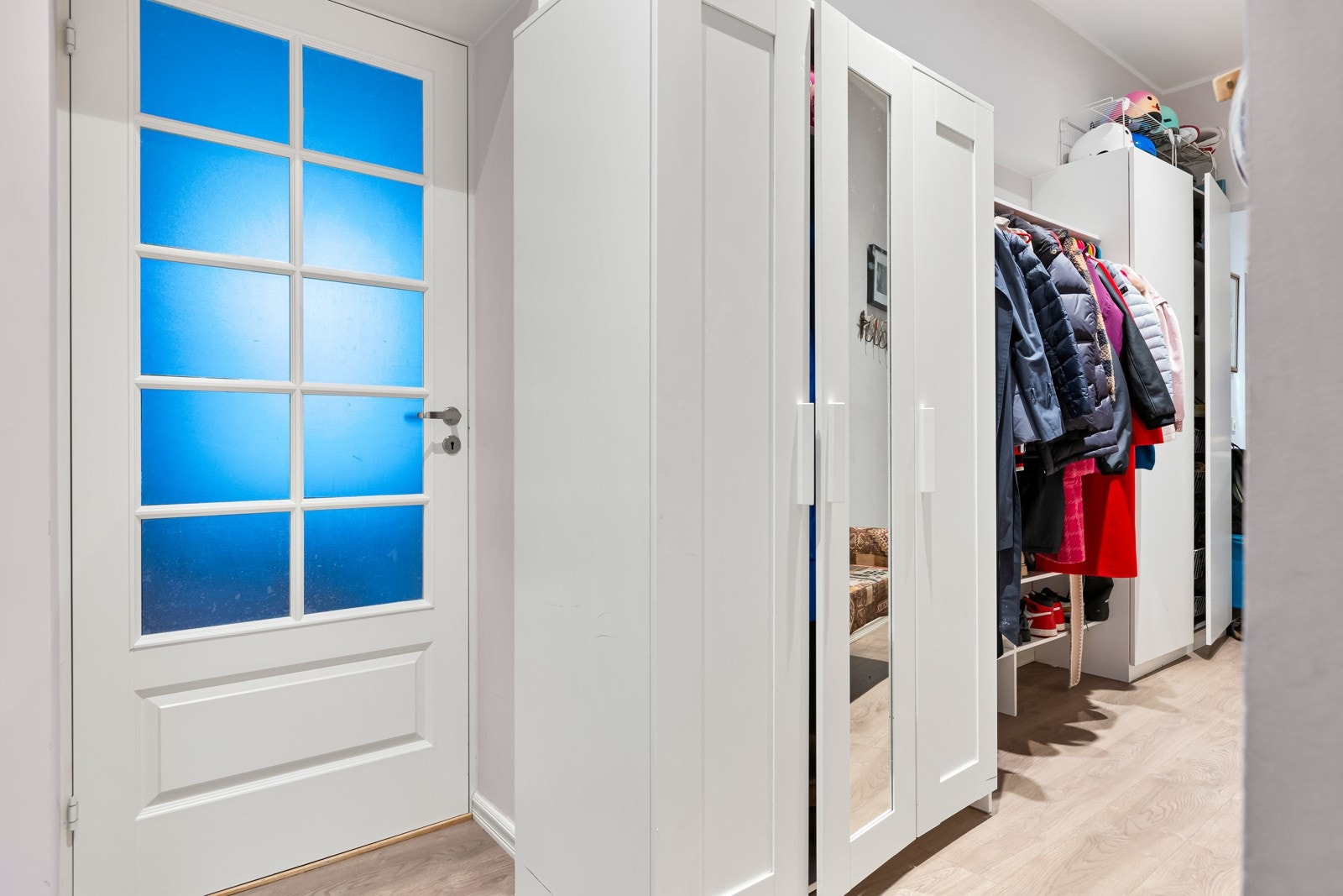 Entré/gang med god garderobeplass. Dørtelefon. Galleribilde