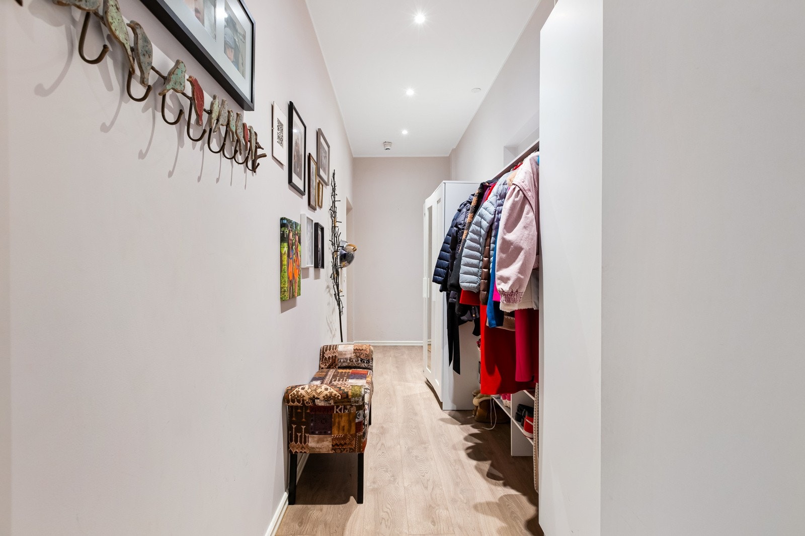 Det er plass til skap og kommoder. Galleribilde