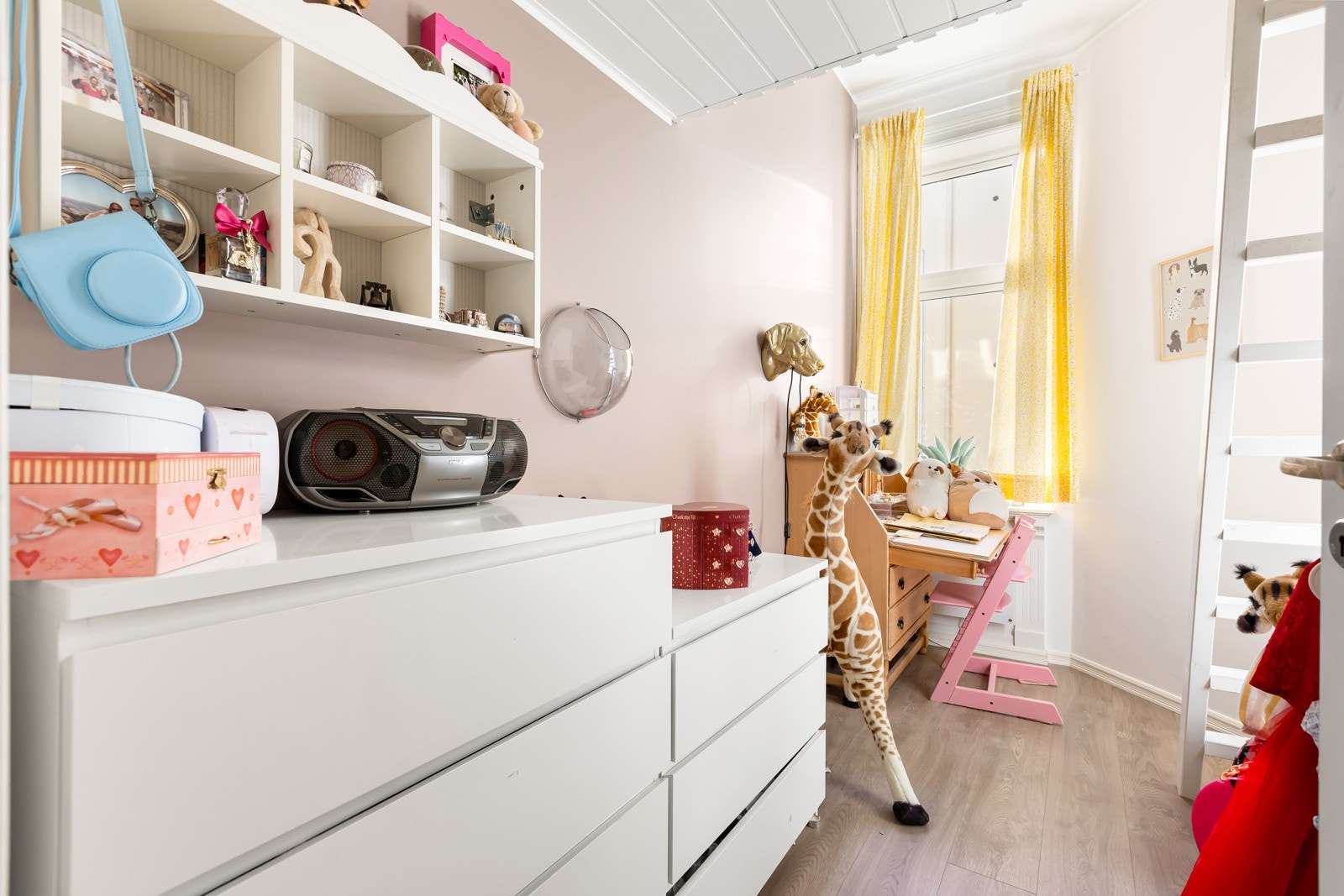 Soverom 4 har gulvflate på ca 3 kvm, men pga leiligheten luftige takhøyde er det etablert stige til hemsen med sengeplasser. Galleribilde