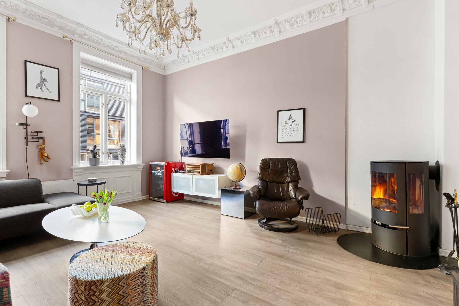 Stue med god plass til stor sofagruppe. Galleribilde