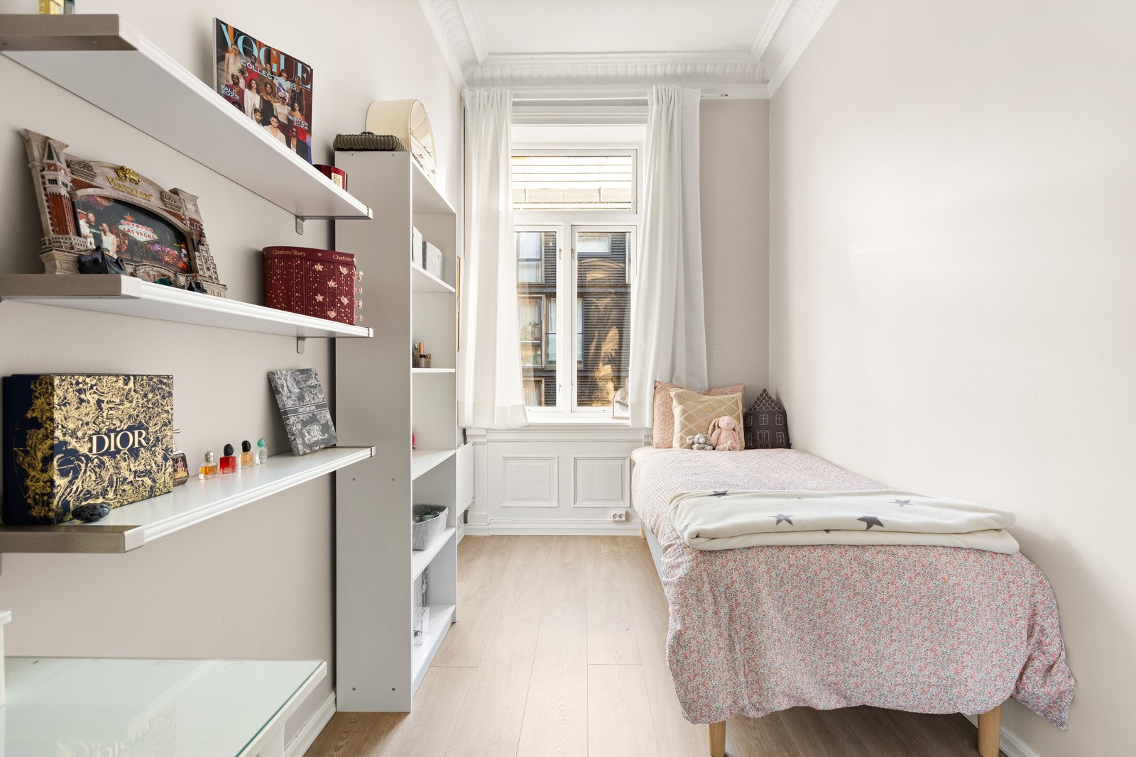 Soverom 3 på ca. 10 kvm med plass til seng, skap og skrivebord. Galleribilde