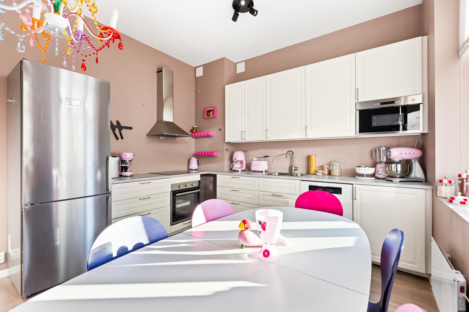 Kjøkkenet har innredning fra Ikea (2021). Rommet er stort og det er god plass til et skikkelig spisebord. Det er rikelig med skap- og benkeplass, profilert innredning og laminat benkeplate. Integrert i innredningen er platetopp og stekeovn. Galleribilde