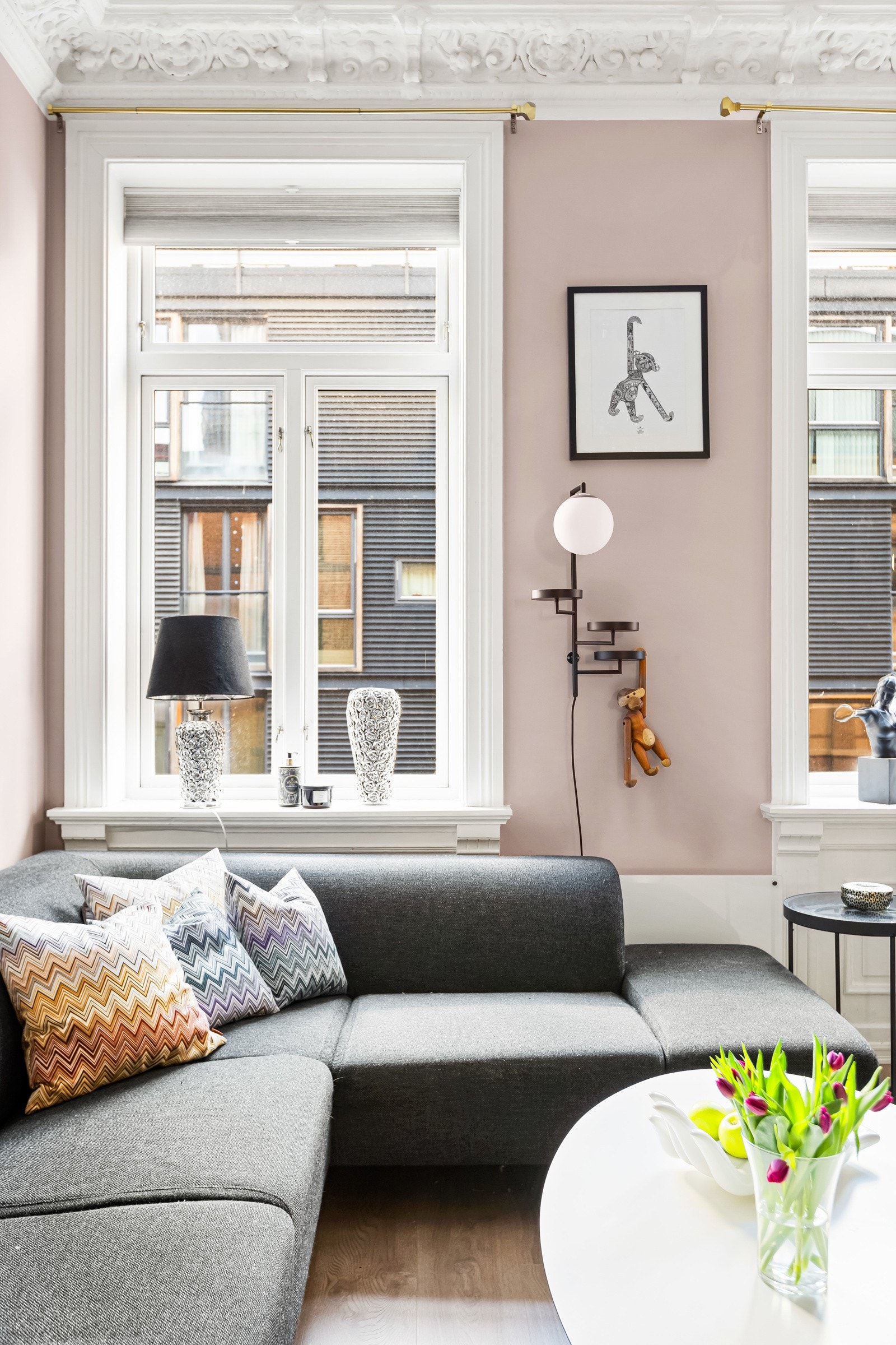 Stue med store vinduer mot Bidenkaps gate som er en rolig gate med lite trafikk. Galleribilde