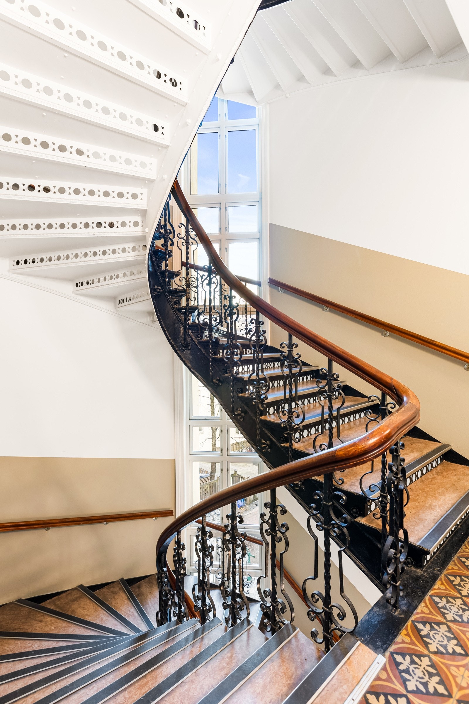 En flott oppgang med brede trapper og gode trinn. Fin lys oppgang! Galleribilde