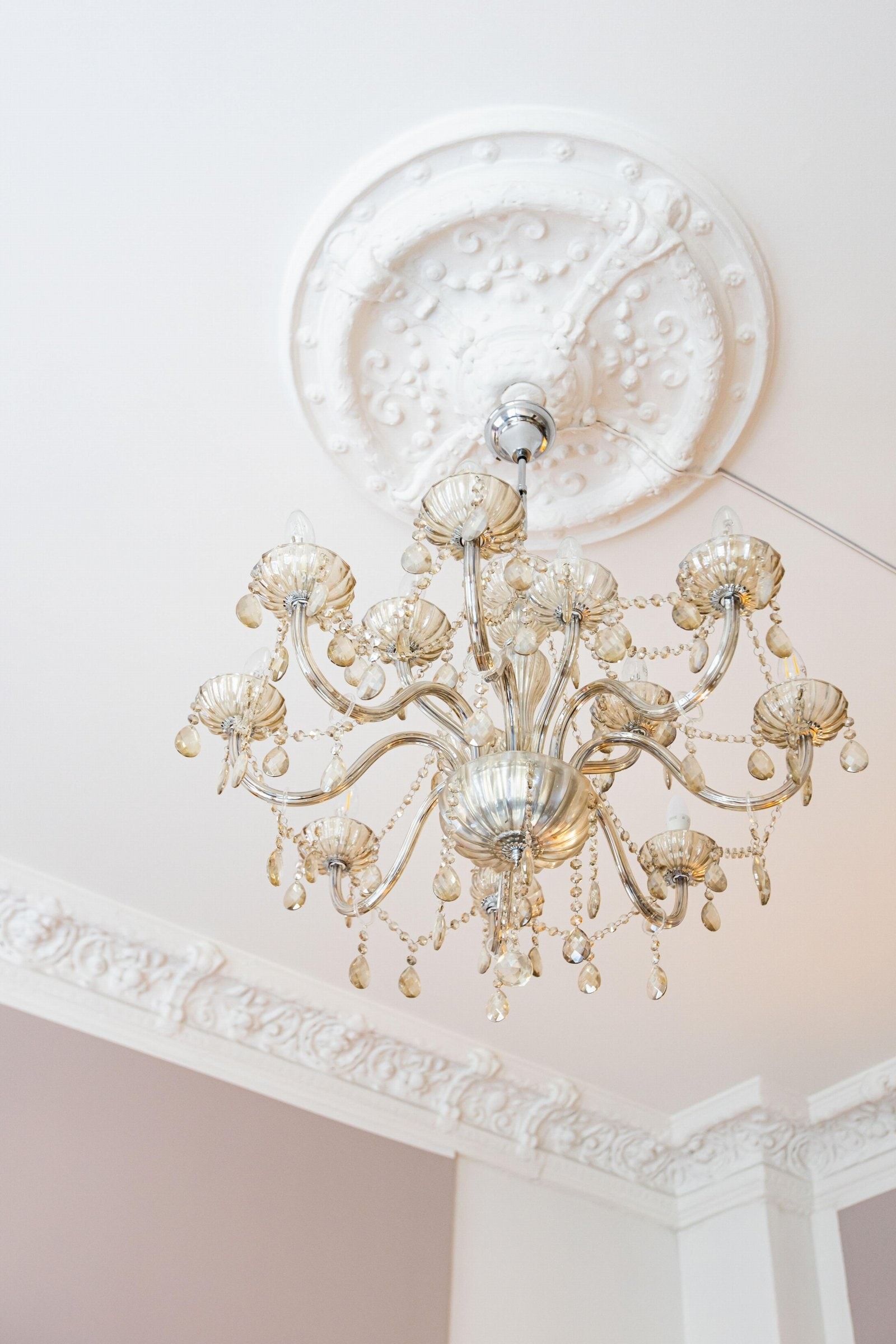 Vakre klassiske detaljer som stukkatur og rosett i tillegg til en raus takhøyde på 3.13 meter. Galleribilde