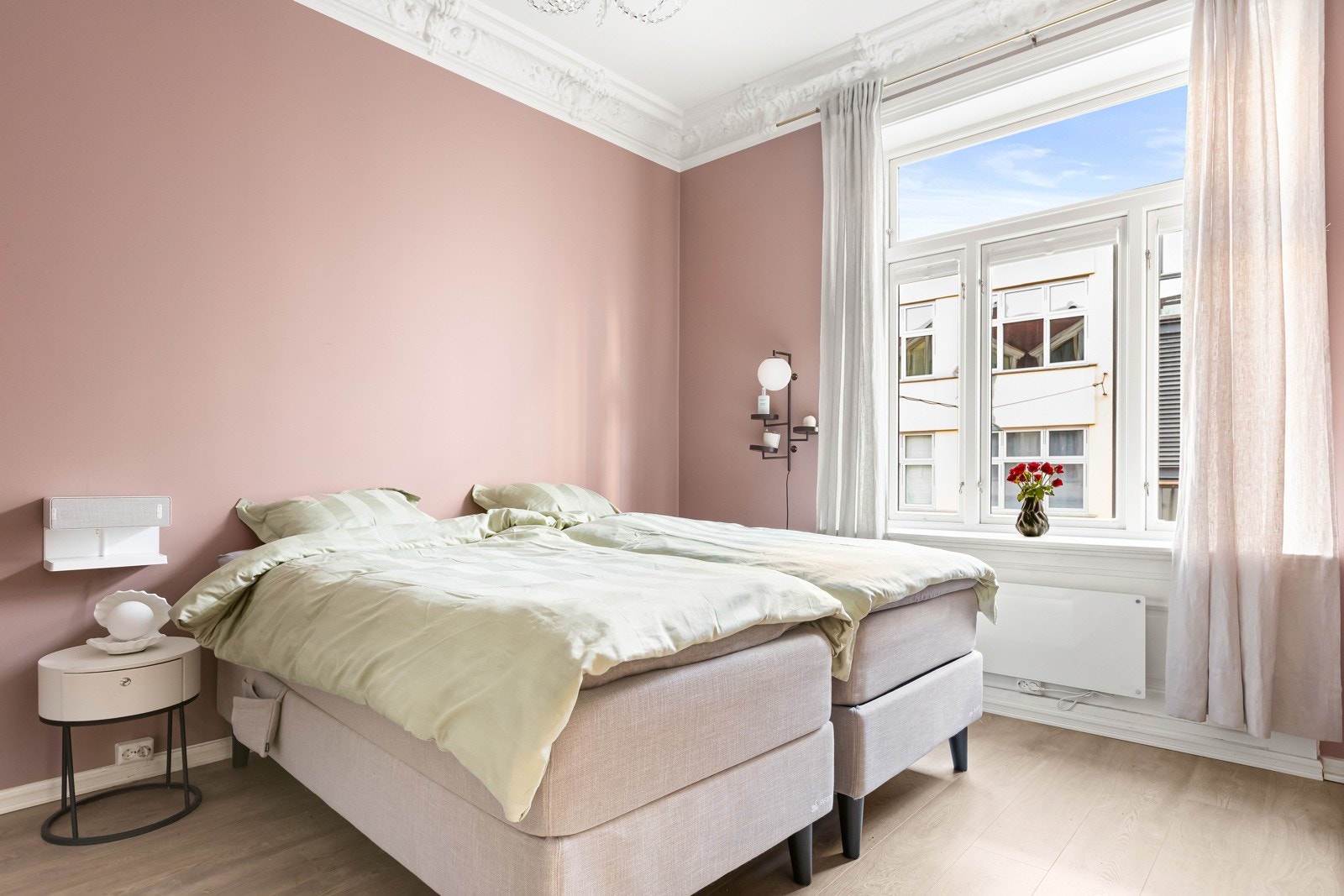 Soverom 1/stue med samme vakre stukkatur og flott rosett i himlingen. Rommet har også takhøyde på rause 3,13 meter og er malt i en delikat farge. Galleribilde