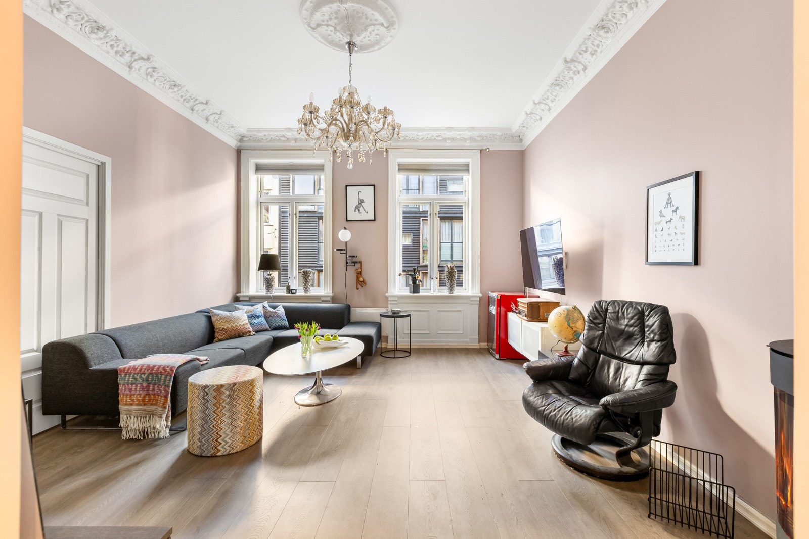 Boligen har to store stuer ved siden av hverandre. Nåværende eier har etablert skyvedør mellom rommene for å kunne benytte ett av rommene til soverom. Det er god vindusflate i begge stuene. Galleribilde