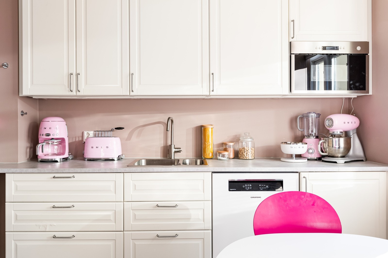 Det er god skap og benkplass i innredningen. Galleribilde