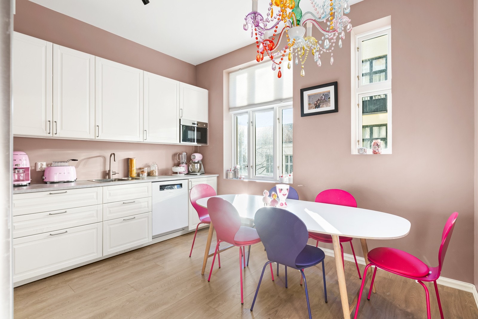 En flott oppusset 5-roms med rolig beliggenhet og god standard. Galleribilde