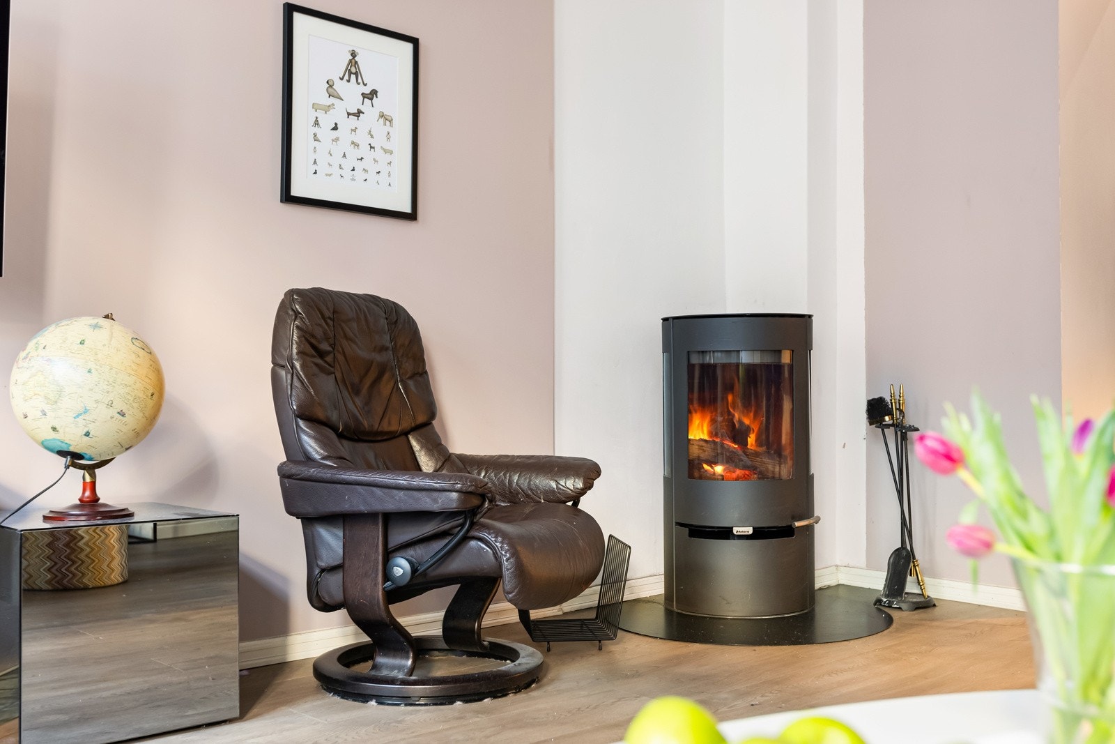 En moderne peisovn i det ene rommet gir hyggelig atmosfære og god oppvarming på kalde dager. Galleribilde