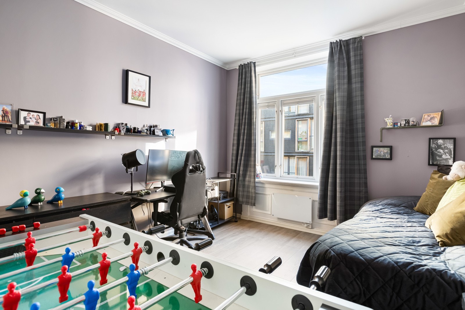 Det originale hovedsoverom på ca. 16,4 kvm med god plass til dobbeltseng og nattbord. Garderobeskap. Galleribilde