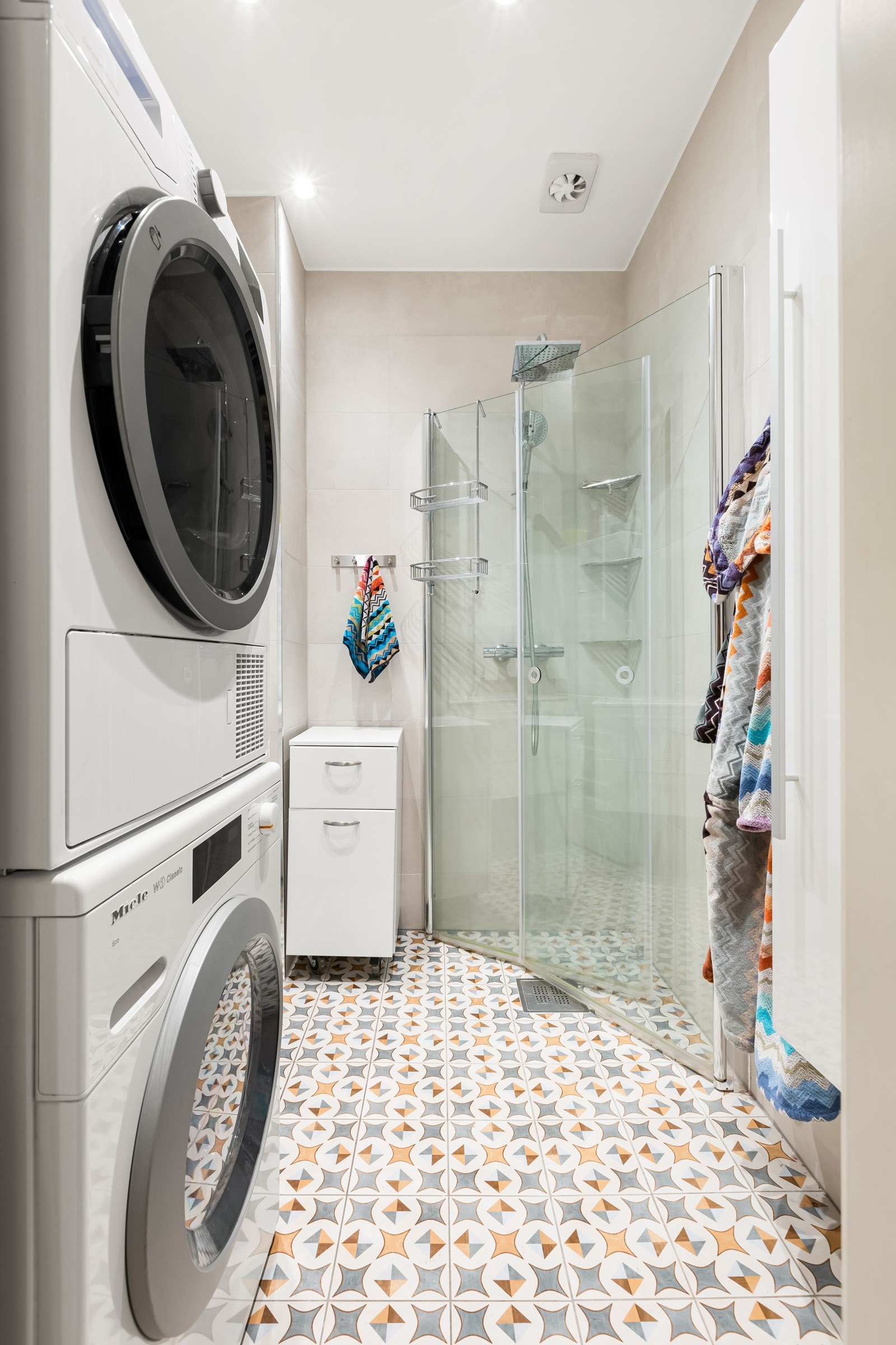 Delikat og moderne bad nytt fra 2021. Badet består av dusj på gulv med rører i herdet glass, servant med overskap med speilfronter og opplegg for vaskemaskin. Elektrisk avtrekksvifte i himling. Det er garantibevis på badet med fuktbevis som varer i 10 år. Galleribilde