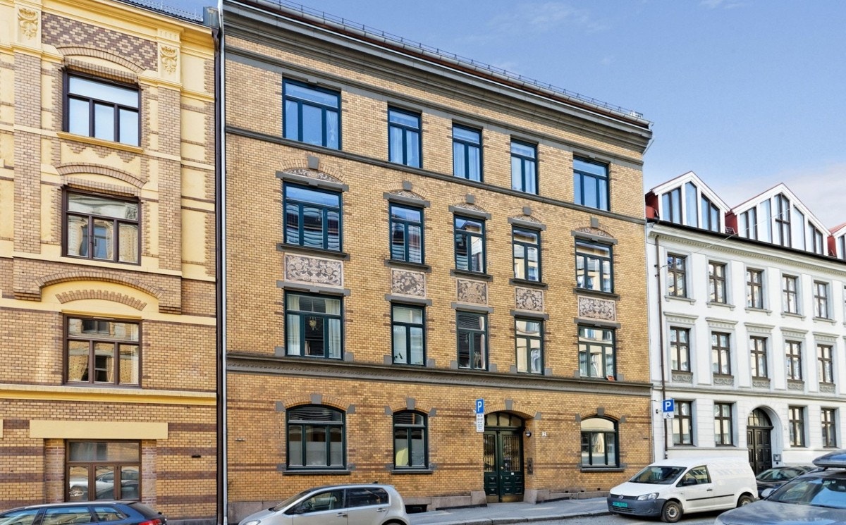 Boligen ligger attraktivt til i en rolig gate i bydel St. Hanshaugen, et populært og etterspurt boområde i hjertet av Oslo sentrum. Fra boligen er det kort vei til flere av byens fasiliteter som butikker, kafeer og restauranter. Galleribilde