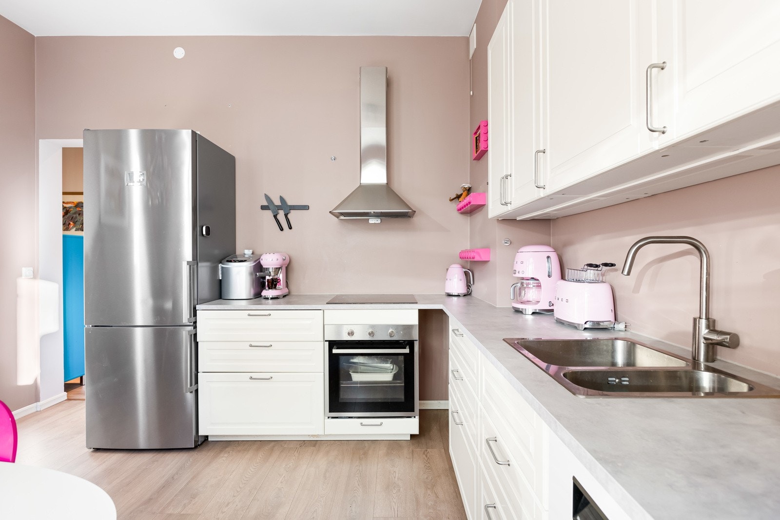 Kjøkkenet har store vinduer som vender ut mot bakgården. Galleribilde