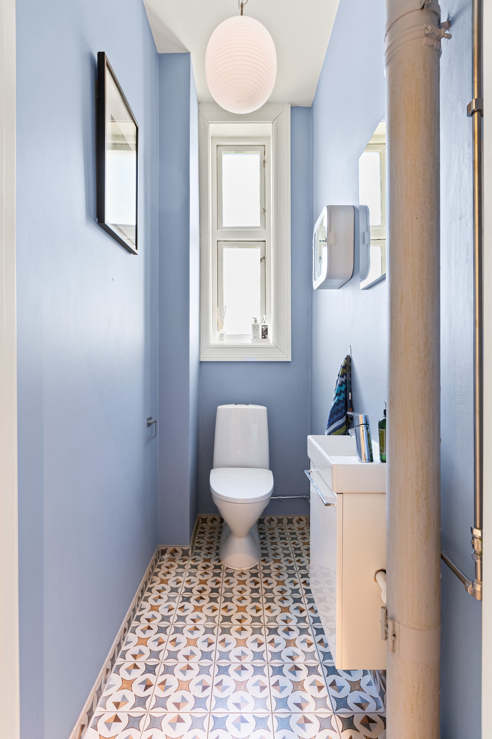 Pent wc-rom med servant og klosett, samt varmekabler i gulv. Fliser på gulv og malte overflater forøvrig. Galleribilde