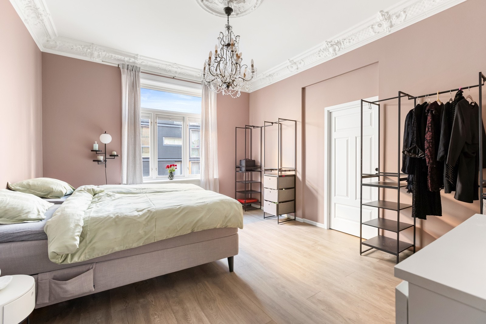 Boligen er innredet med 4 soverom, det største er egentlig en stue (avbildet her) og er ca 20 kvm stort. Det er ikke nødvendig å gjøre tiltak for å bruke som stue. Rommet har opprinnelig pipeløp som nå er gjenmurt, men kan reåpnes. Galleribilde