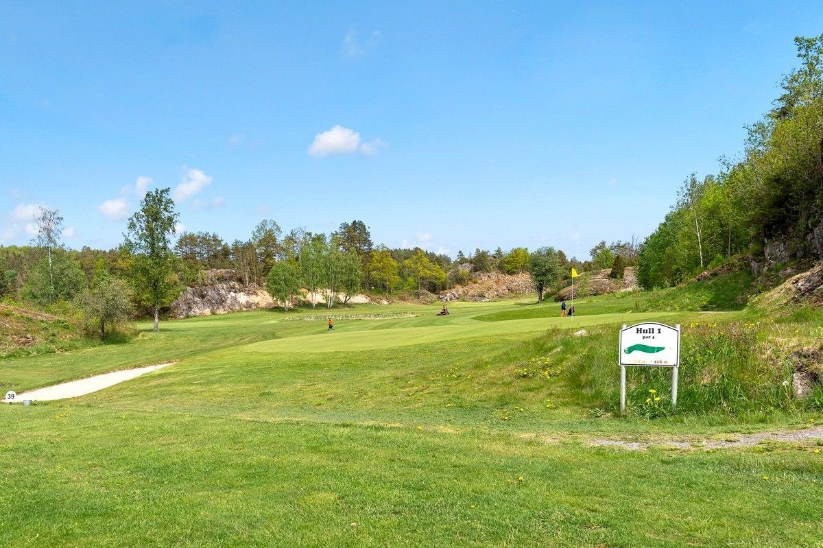 Bamble golfbane ligger kun noen få km unna Åstadtoppen. Galleribilde