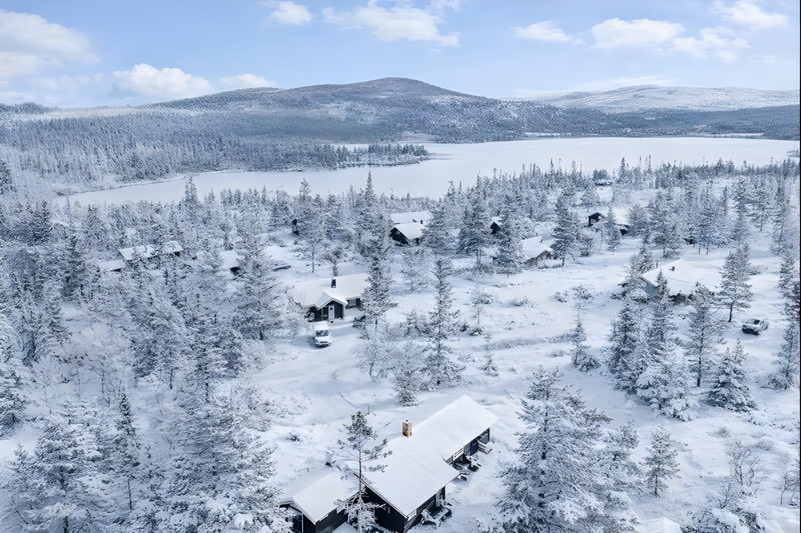 Hytta ligger i et veletablert hytteområde med supre skiforhold. (AI redigert bilde) Galleribilde