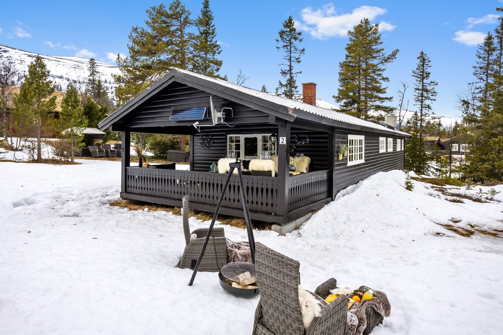 I bakgrunnen kan du skimte Trøgasetnatten som med sine 1234 m.o.h er et flott turmål. Galleribilde