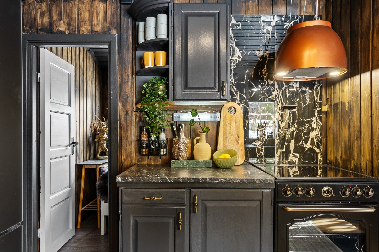 Nytt kjøleskap, komfyr, oppvaskmaskin og fritthengende kombinert ventilator og lampe. Galleribilde