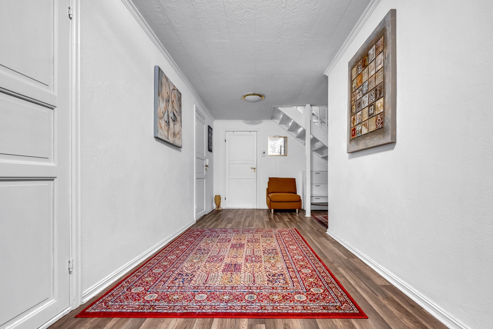 Romslig gang som gir enkel tilgang til alle rom i kjelleren Galleribilde