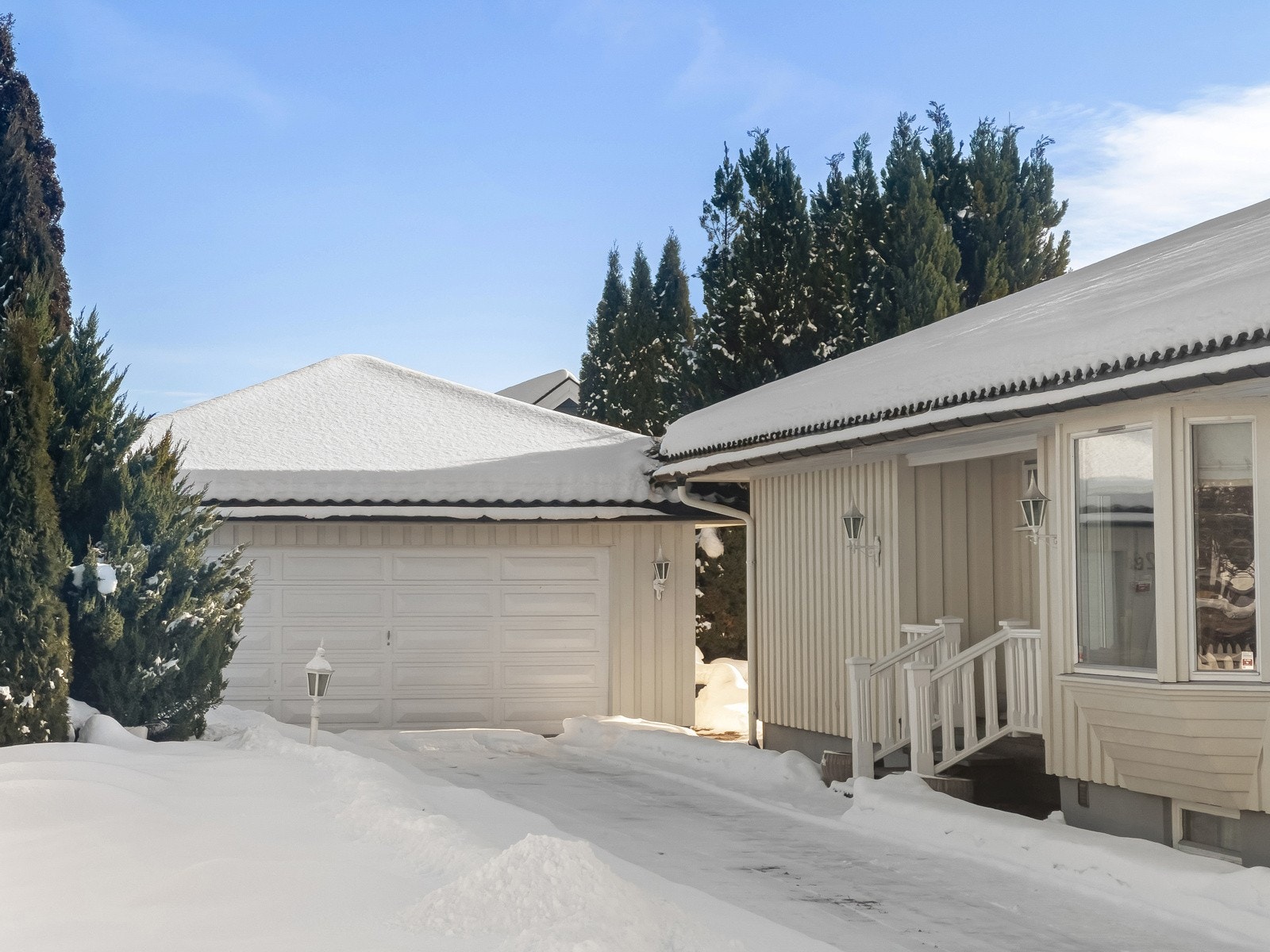 Boligen har en dobbelgarasje med elektrisk port Galleribilde