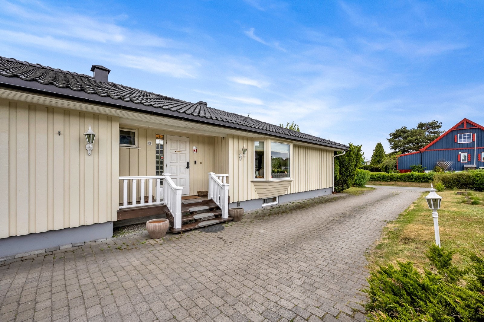 Gårdsplass med biloppstillingsplasser belagt med beleggningstein Galleribilde