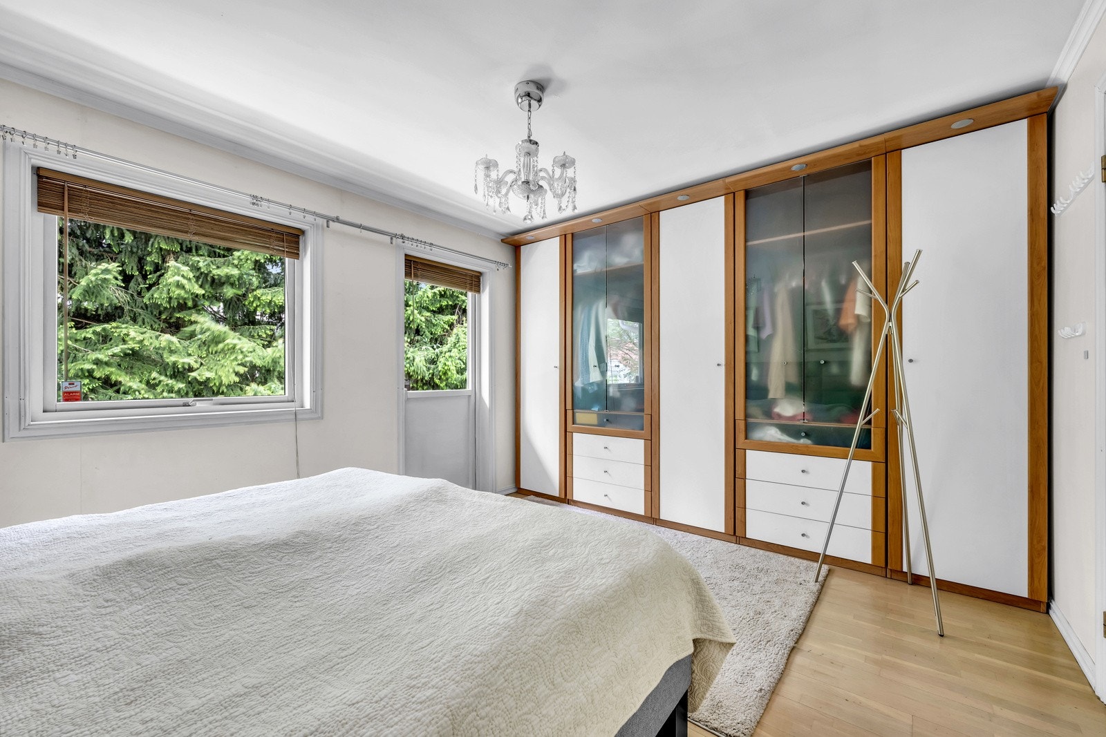 Romslig soverom med garderobe og egen utgang til terrasse Galleribilde