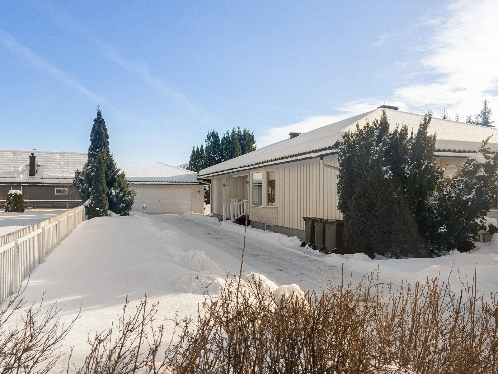 Eneboligen går over to plan pluss et kaldt loft Galleribilde