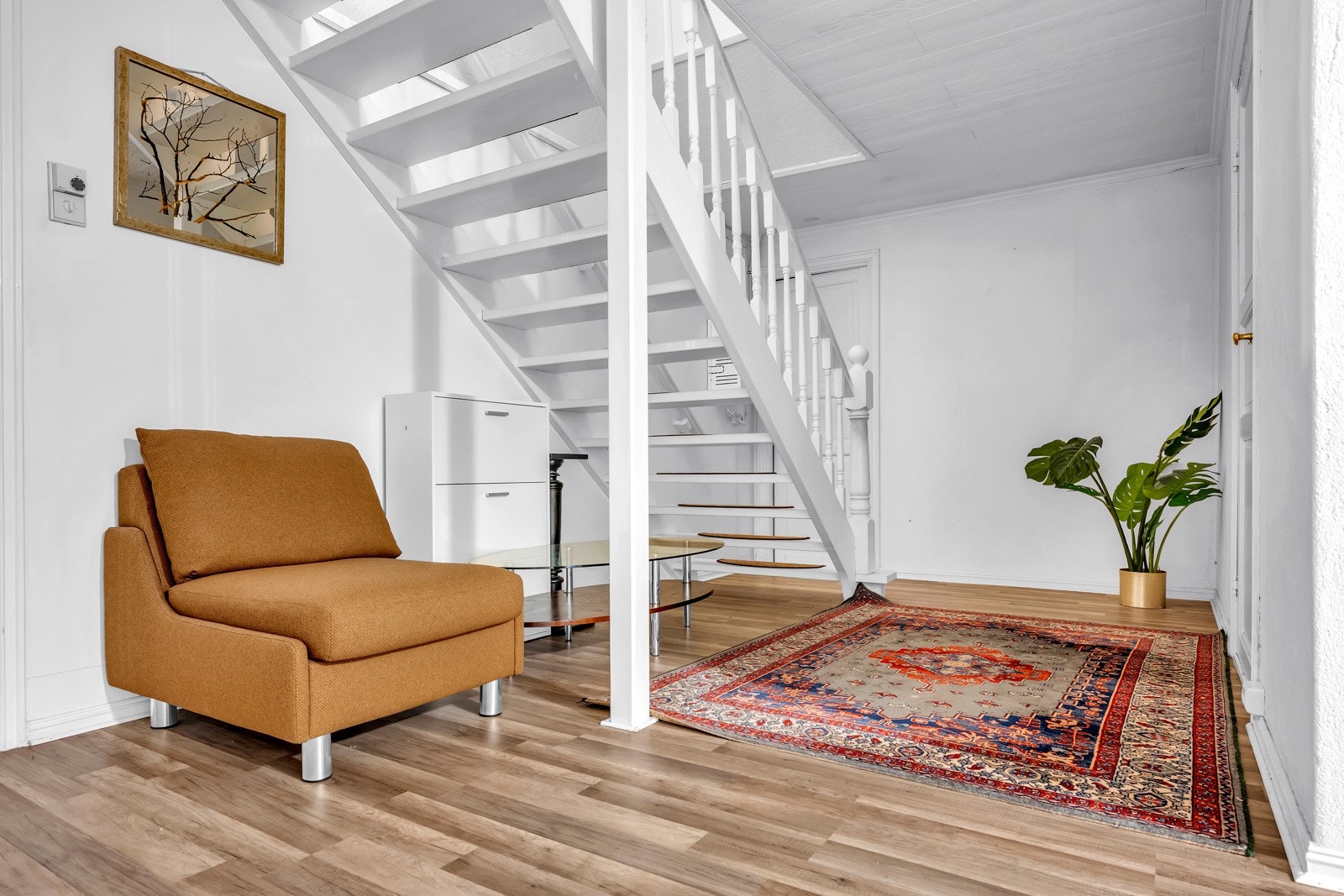 Trapp fra 1. etasje som leder ned til gangen i kjelleren Galleribilde