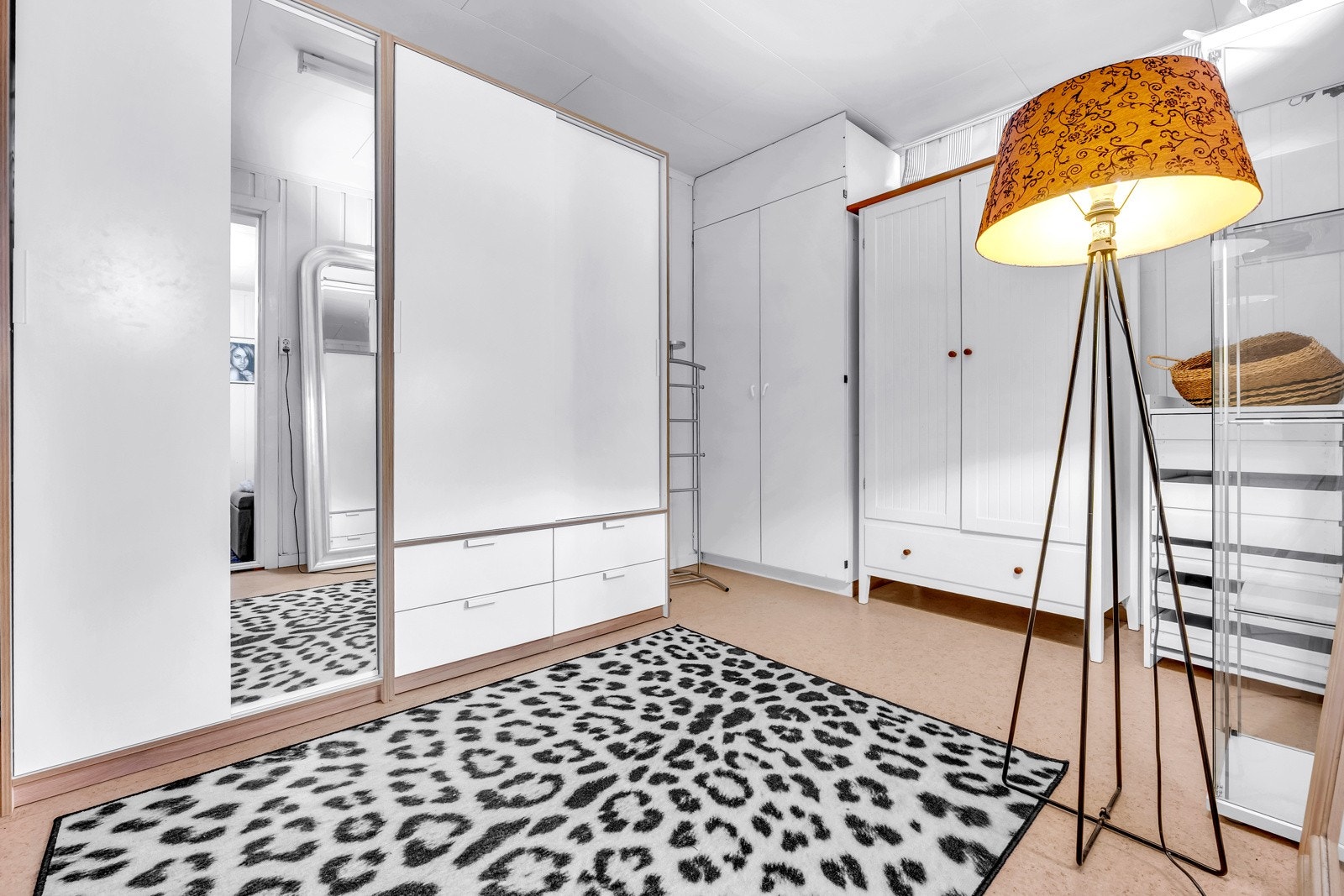 Garderoberom i kjeller med god plass til oppbevaring Galleribilde