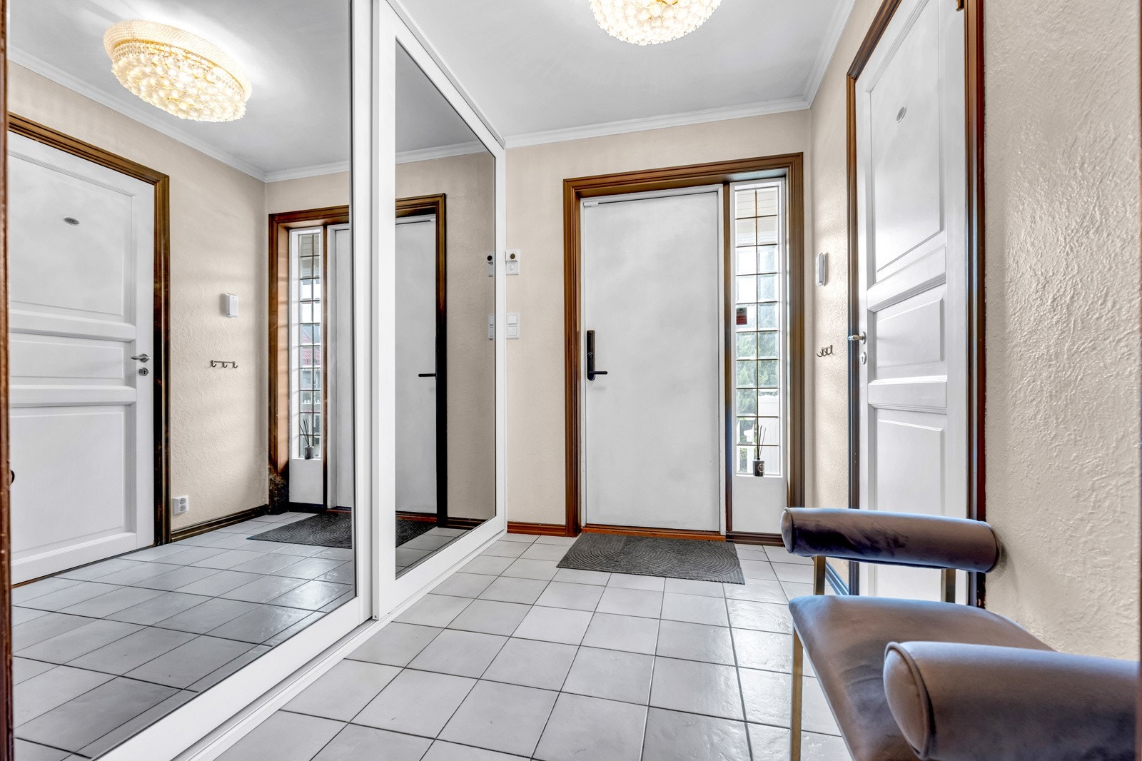 Lys og romslig entré med gulvvarme og innebygd garderobeskap Galleribilde