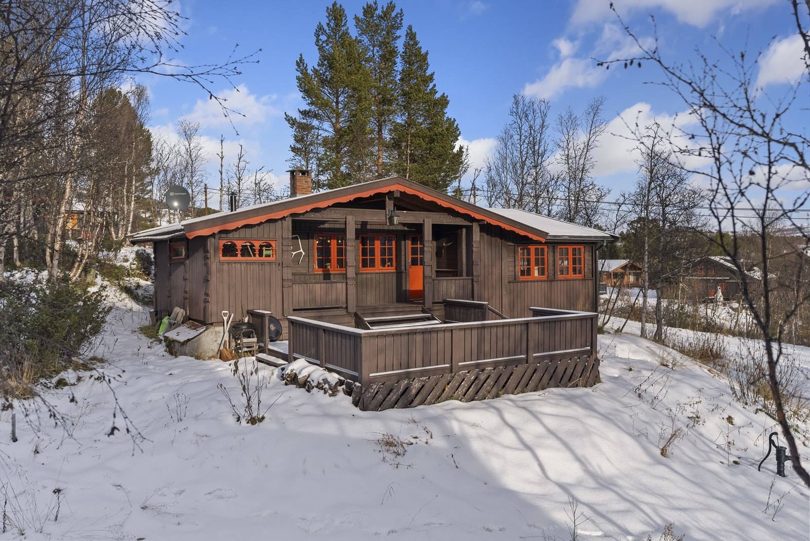 Hytten ligger på en liten høyde med utsikt over fjellene i vest Galleribilde