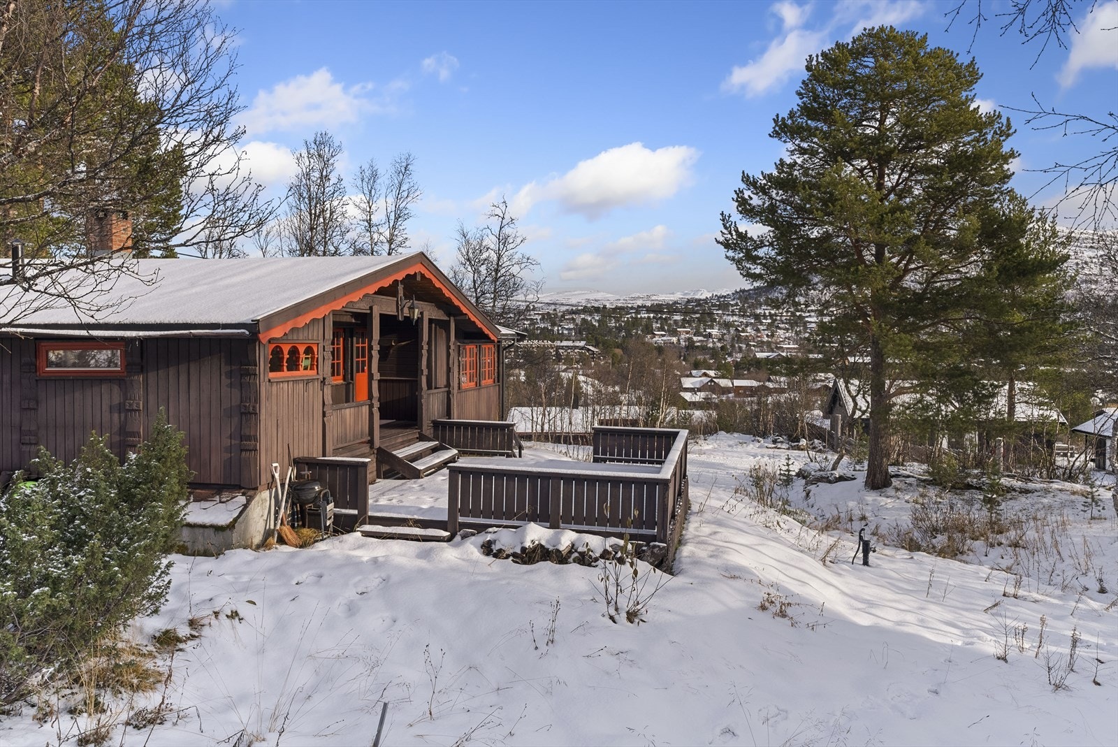 Hytten ligger på en liten høyde med utsikt over fjellene i vest Galleribilde