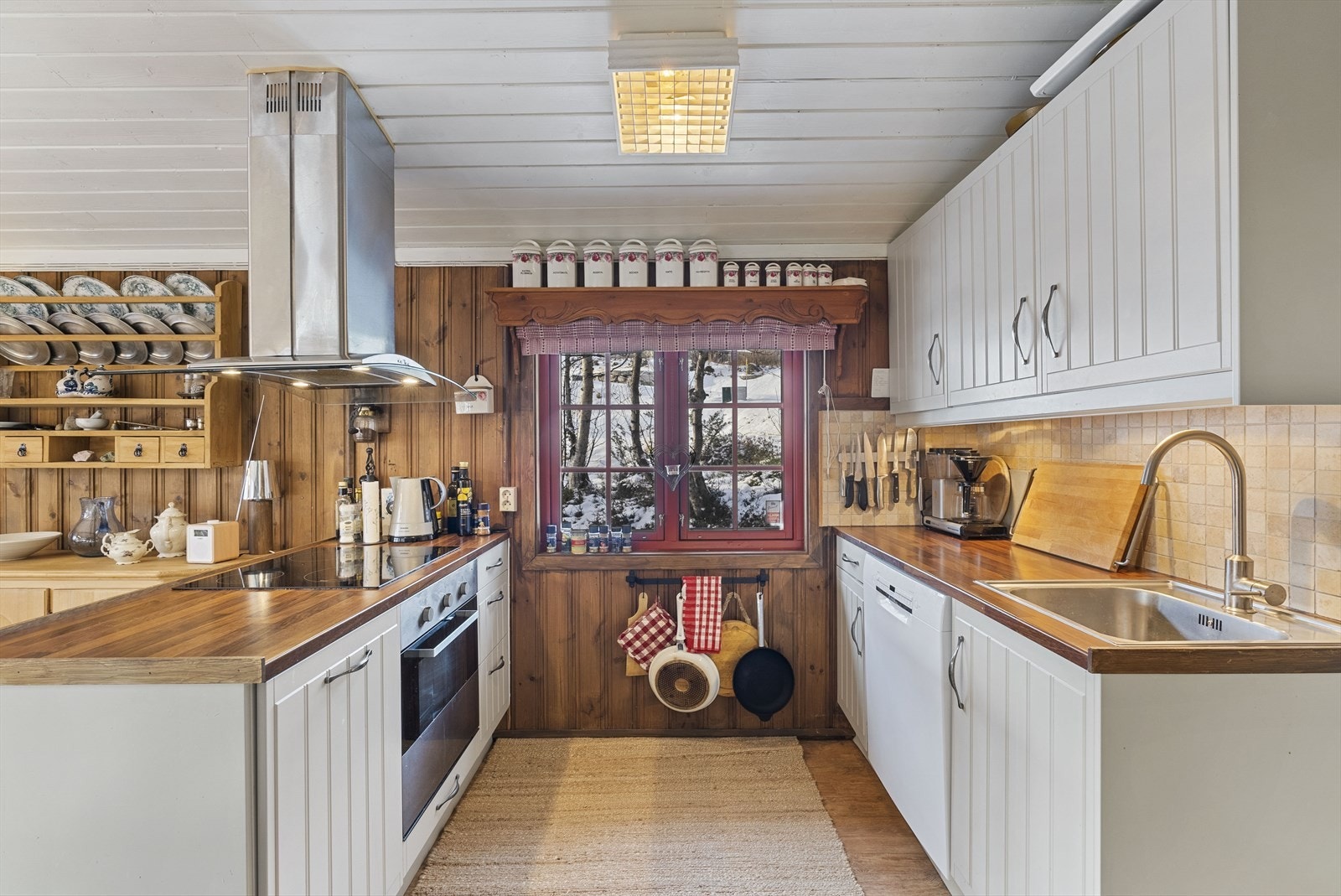 Kjøleskap er i bod ca 3 m fra kjøkken Galleribilde