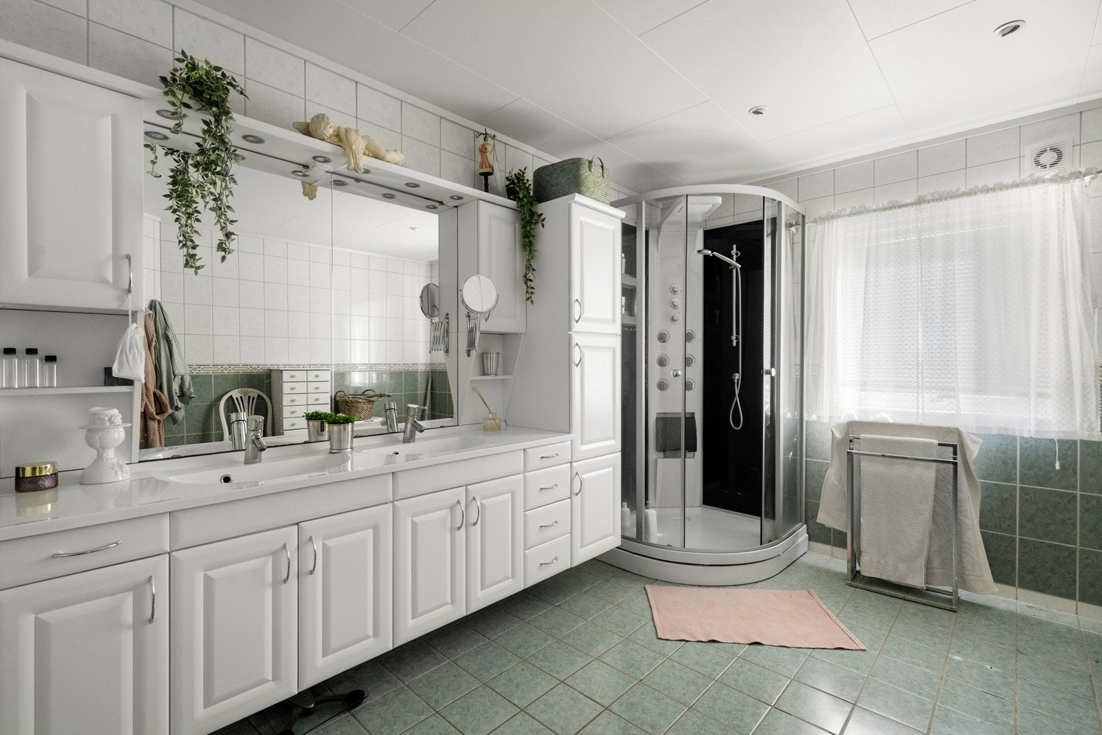 Badet er fra 2006 med fliser på gulv og vegger Galleribilde