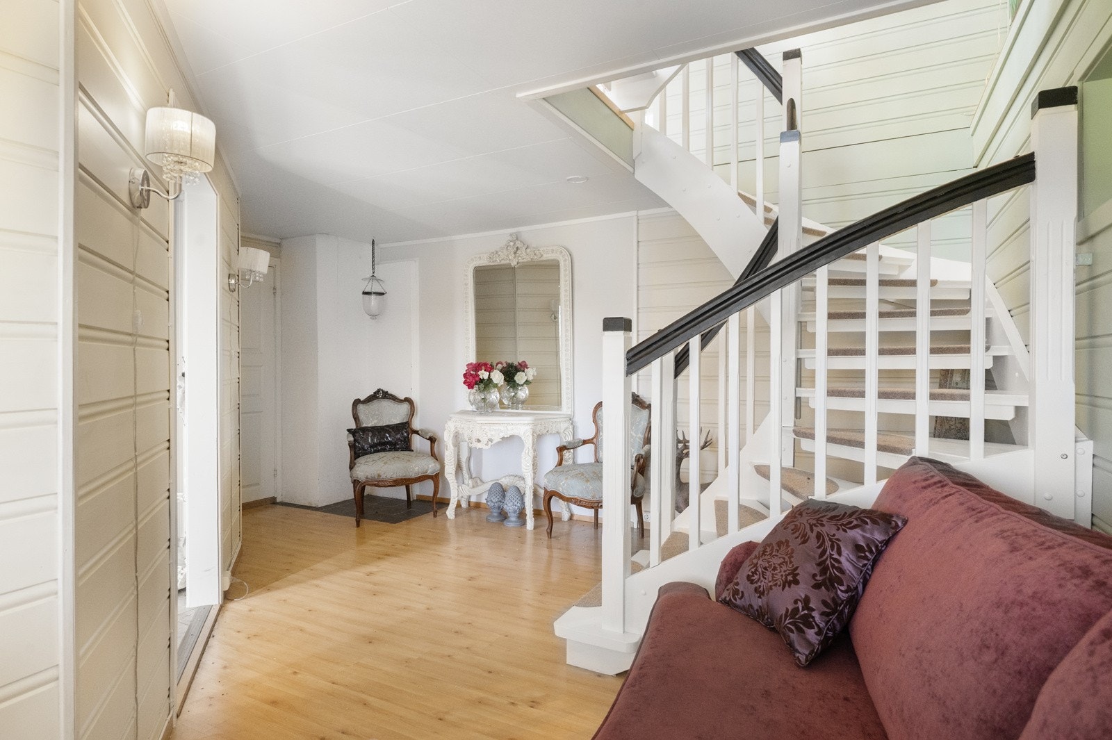 Videre inn finner du en stor gang med plass til både kommoder, speil og sittemøbler. Herfra går det trapp opp til hovedetasjen Galleribilde