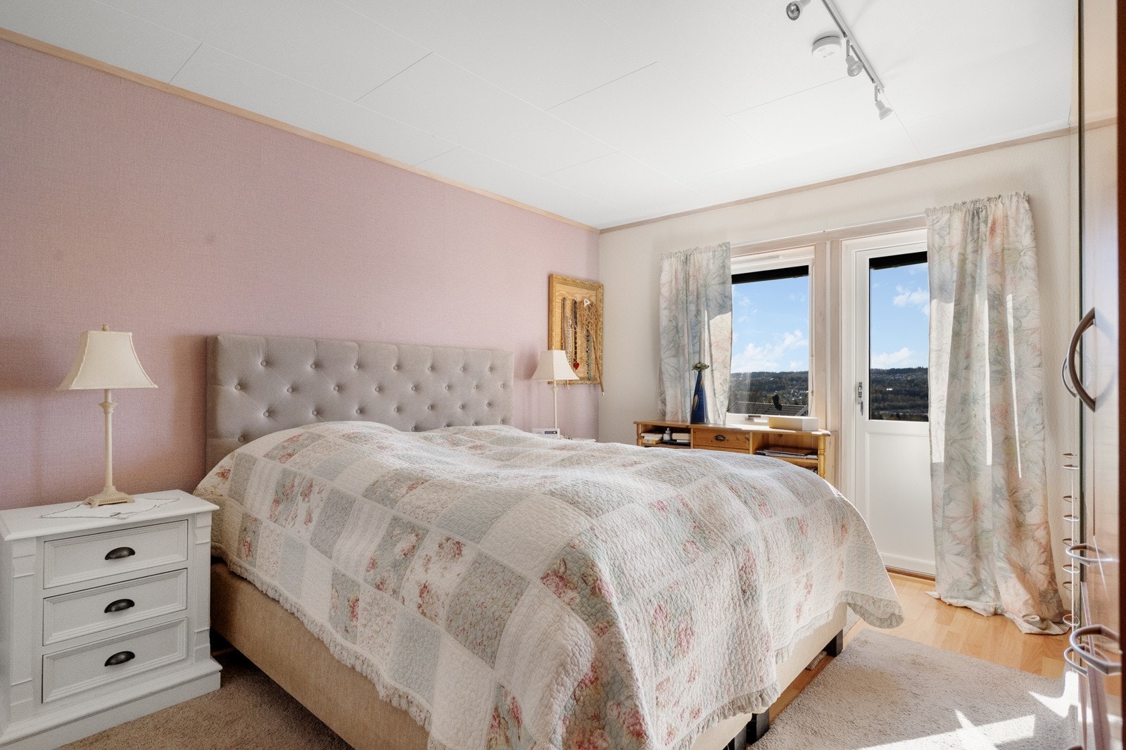 Stort og luftig soveromi 1. etasje med utgang til terrassen Galleribilde