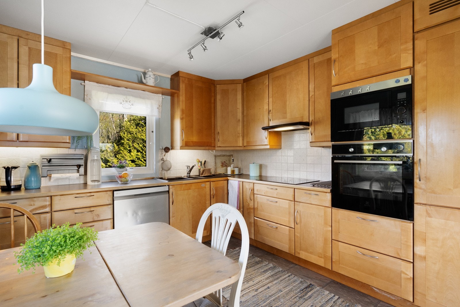 Et trivelig og funksjonelt kjøkken fra 2009, innredet med klassiske, profilerte fronter og rikelig med skapplass. Galleribilde